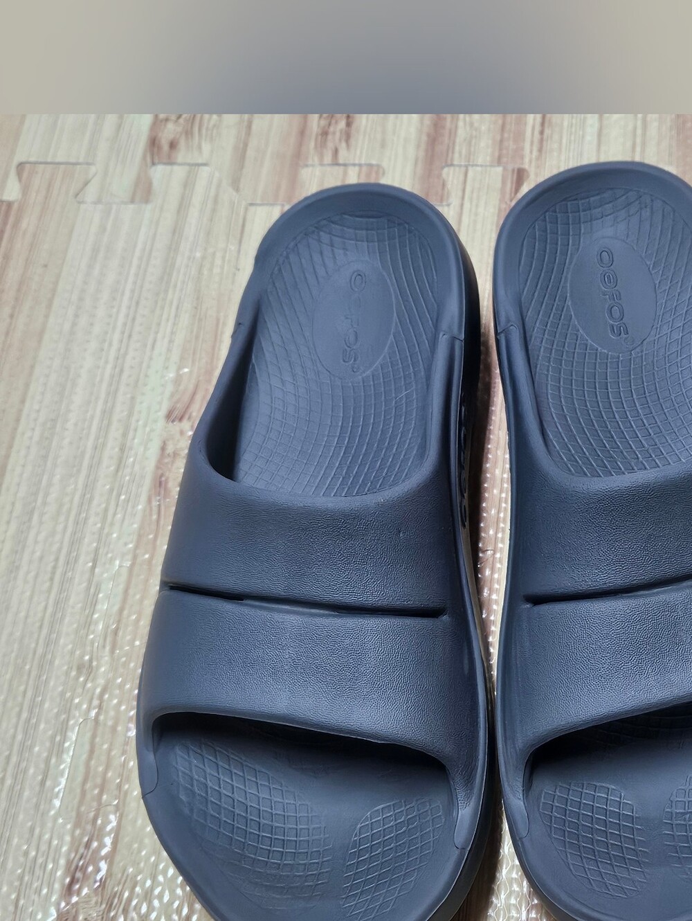 Oofos Ooahh Recovery Slides -Grey/ Black - Unisex M7 / W9 (EU 40)